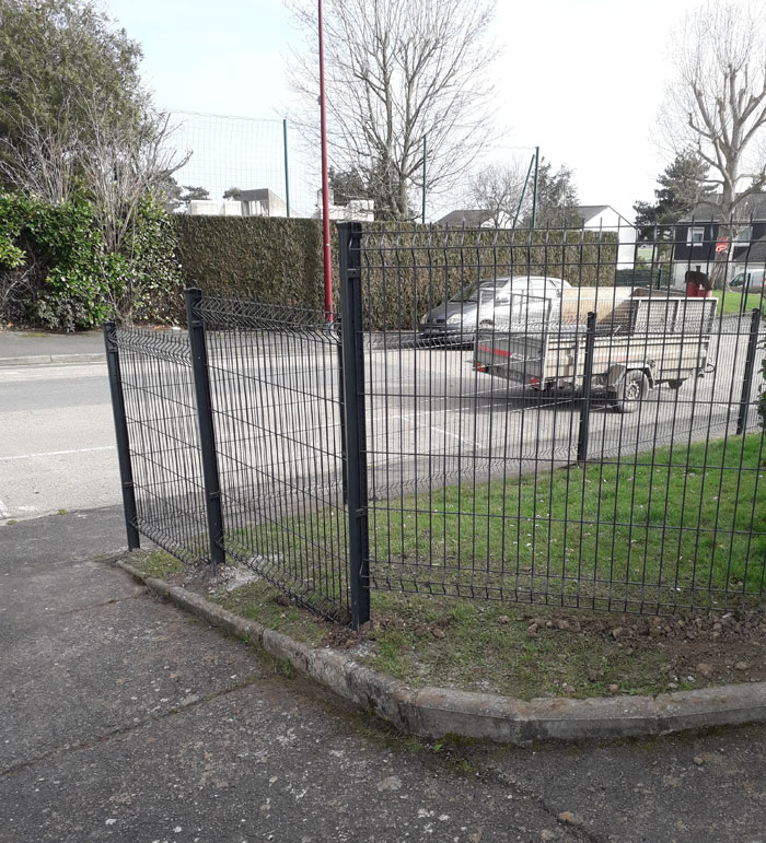 Pose de clôture à Valambray